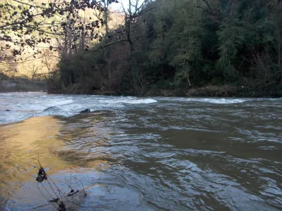 Tout en haut du bassin de slalom de Najac, long rapide de classe 3.